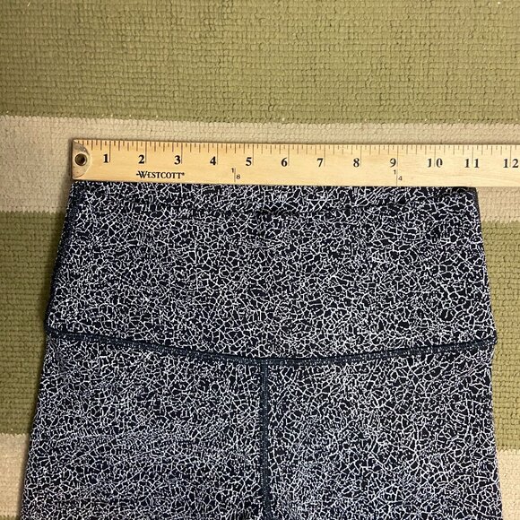 Lululemon Size 6 Wunder Under Leggings Black White Luon Crakle Jacquard Cropped - Picture 3 of 7